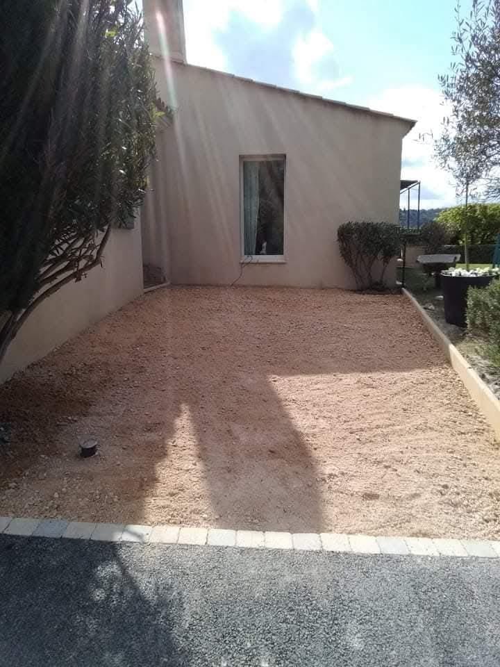 Cour en gravier devant la maison avant la pose des pavés – avant travaux